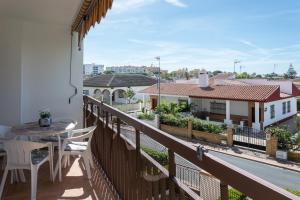 马塔拉斯卡尼亚斯Apartamento Lince的设有一个配有桌椅并享有美景的阳台。
