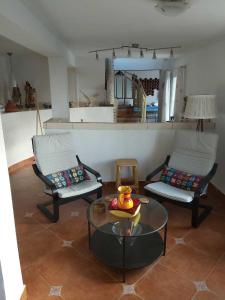 孔佩塔Las Golondrinas的客厅配有两把椅子和一张茶几