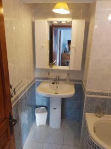 孔佩塔Las Golondrinas的浴室配有盥洗盆、镜子和浴缸