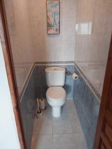 孔佩塔Las Golondrinas的瓷砖客房内的白色卫生间浴室