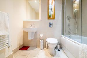 谢菲尔德Spacious City 2 Bed, 2 Bath, FREE PARKING & WiFi的浴室配有卫生间、盥洗盆和淋浴。
