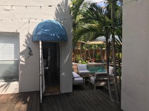 迈阿密Little havana paradise的一个带桌子和游泳池的庭院