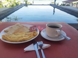 蓝梦岛Kusuma Lembongan by ABM的桌上的一块食物和一杯咖啡