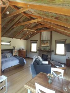BarwiteBaroona Cottage的客厅配有床和沙发