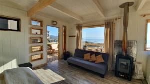 普埃蒂西罗Loft Playa Puertecillo, mar y sunset increíble的带沙发和壁炉的客厅