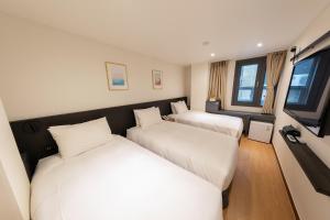 Hotel Firststay Myeongdong客房内的一张或多张床位