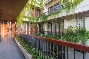 会安MaiChi Villa Hoi An的建筑一侧种植植物的阳台