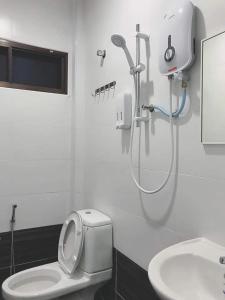 马六甲Orchard Villa Melaka的带淋浴、卫生间和盥洗盆的浴室