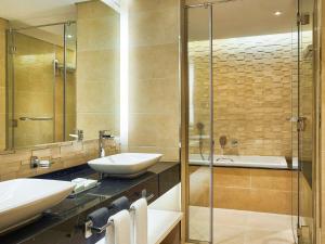 Mercure Dubai Barsha Heights Hotel Suites And Apartments的一间浴室