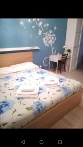 卡塔尼亚Carta da zucchero的一间卧室,床上摆放着蓝色鲜花