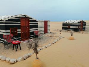 Fulayj al MashāʼikhLegend Desert camp的沙漠中的两座小屋