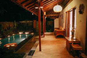 乌布Private Villa with nature atmosphere by Pondok Dino的游泳池位于客房中间