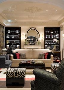 巴黎开普勒酒店的带沙发和镜子的客厅