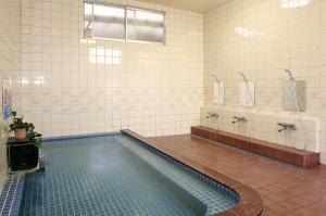 伊势市Yawarano-yu MARUYA For women only的一间带游泳池和浴缸的大浴室