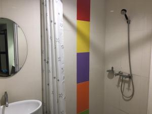 清迈高速公路酒店的带淋浴的浴室和色彩缤纷的墙壁