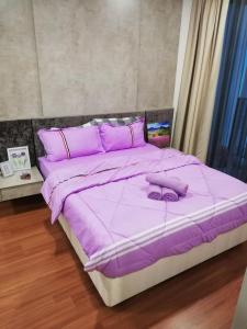 莎阿南LAVENDER Suite@I_CITY的紫色床、紫色床单和枕头