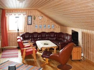 布雷克斯塔德6 person holiday home in Brekstad的客厅配有真皮沙发和桌子
