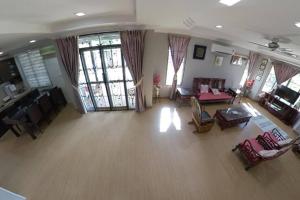 巴生Selangor Klang Homestay的享有空中景致,设有带桌椅的客厅。