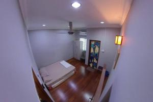 巴生Selangor Klang Homestay的一间小房间,配有一张床和木地板
