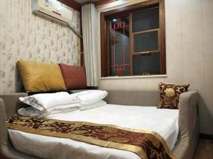 蓟州区黄崖关长城李博家园酒店的卧室配有带枕头的床铺和窗户。