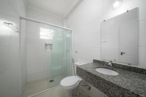 弗洛里亚诺波利斯Mar e Mar Florianópolis的浴室配有卫生间、盥洗盆和淋浴。