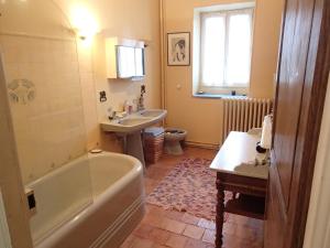 卢埃France Petit Château的带浴缸、卫生间和盥洗盆的浴室