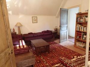 卢埃France Petit Château的客厅配有沙发和桌子