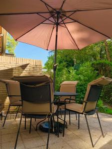Zonnebos, private garden, fresh air, relax!的阳台或露台