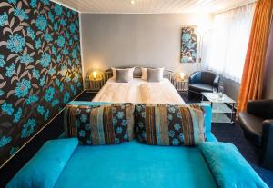 埃迪格尔-埃莱尔苏木鲁文默赛罗曼蒂克酒店的酒店客房,配有床和沙发