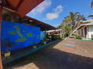 阿约拉港Suymar Ecolodge Galapagos的享有带蓝色墙壁的房屋庭院的景致