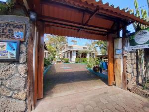 阿约拉港Suymar Ecolodge Galapagos的石墙房屋的入口