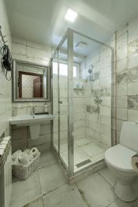 哈尔科夫利里维迷你酒店的带淋浴、卫生间和盥洗盆的浴室