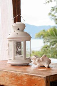 伊利亚贝拉Villa Piccolo Di Mare的木桌顶上的灯笼
