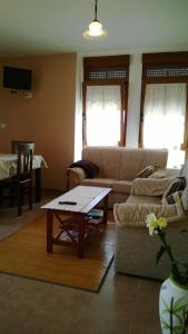 利洛阿斯谢塔利亚斯假日公寓的客厅配有沙发和桌子