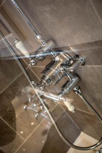 KensaleyreCreag Moine Luxury Self Catering的带淋浴的浴室中的金属管