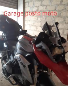 拉古萨Casa Rossini的摩托车停放在车库里,车库里用“里索”字样