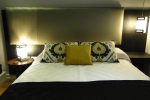 圣达菲Ambit Boulevard Hotel Boutique的一间卧室配有一张大床和两个枕头