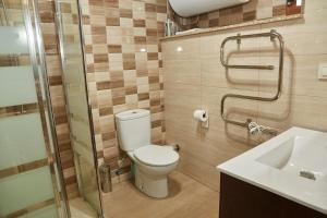 SabarizA Cucada的浴室配有卫生间、淋浴和盥洗盆。