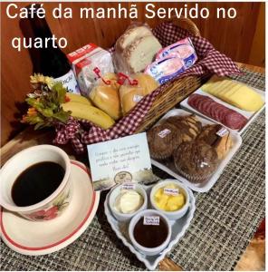 卡内拉Chalé Temático em Pipa de Vinho - Parada da Pipa Chalés的托盘食物,咖啡和面包
