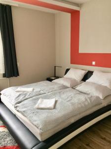 佐洛埃格塞格Home的一张床上有两个枕头的房间