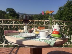 阿斯平贾Oasis的一张桌子,上面放着一盘食物和一杯葡萄酒