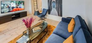 森讷堡Harbour View的客厅配有蓝色的沙发和玻璃桌