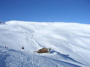 上蒂利拉赫奥贝尔拉赫旅馆的一个人在雪覆盖的山里滑雪