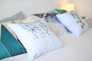 马夫拉Vila Mafra - Grill Terrace的一张带两个白色枕头的床