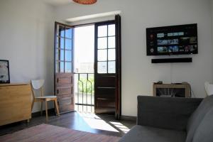 马夫拉Vila Mafra - Grill Terrace的带沙发和滑动玻璃门的客厅