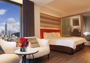 台北台北美仑大饭店的酒店客房设有床、沙发和窗户。
