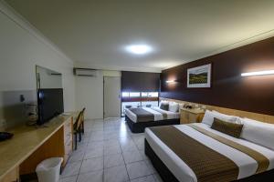 埃尔利海滩Reef Gateway Hotel的酒店客房设有两张床和一台平面电视。