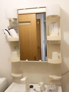 福冈ラ・フィットヤマト103的浴室设有镜子、盥洗盆和卫生间