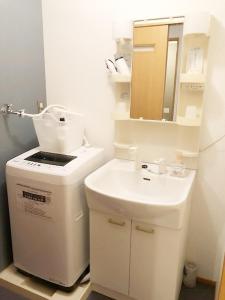 福冈ラ・フィットヤマト103的白色的浴室设有水槽和镜子