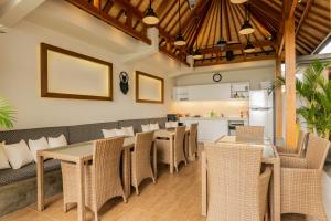 坎古Bali Harmony Retreat的一间带桌椅的餐厅和一间厨房